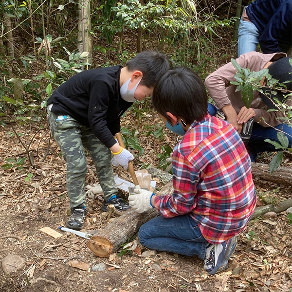 いなかラボにて、兵庫県三田市の里山ボランティア活動に参加する子どもたち