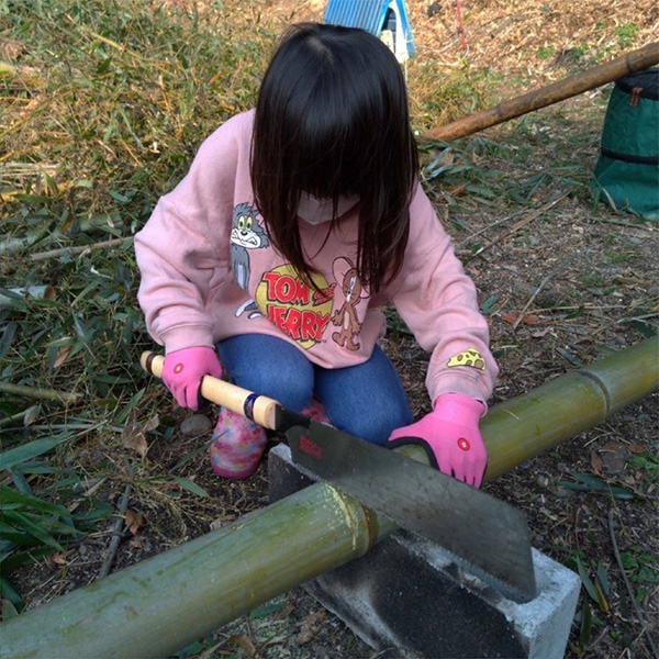 いなかラボにて、兵庫県三田市の里山ボランティア活動に参加する子どもたち